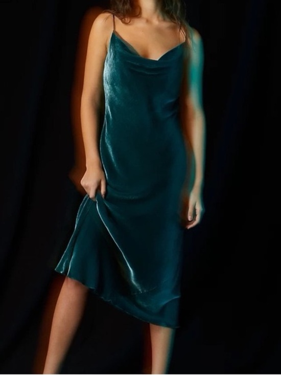 Wilfred Dresses & Skirts - Aritzia Wilfred Emerald Silk Velvet Slip Dress